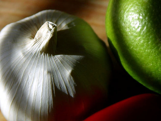 Garlic Seed Cloves — photo: Jon Sullivan, Public domain, via Wikimedia Commons